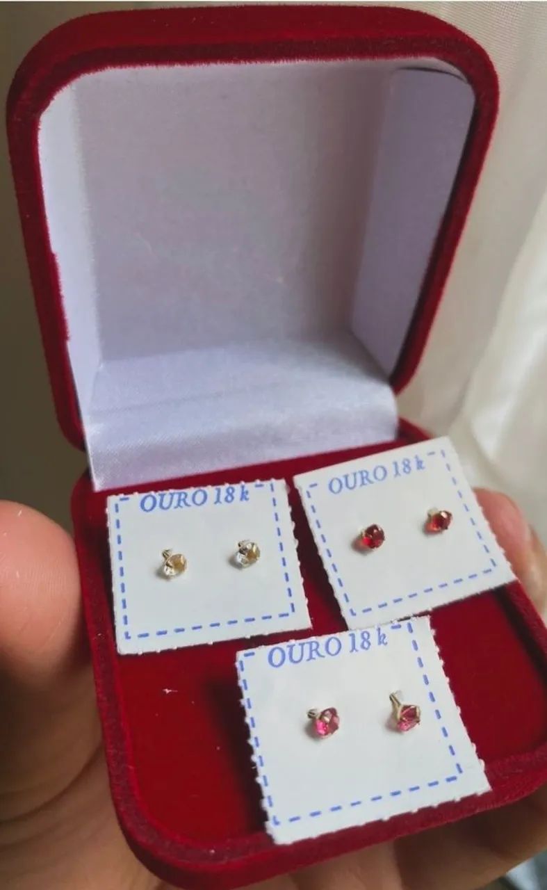 Brinco de ouro com zirconia
