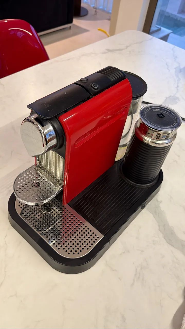 Nespresso com batedor de leite 