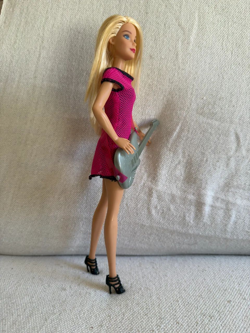 Boneca Barbie com guitarra  - Foto 2