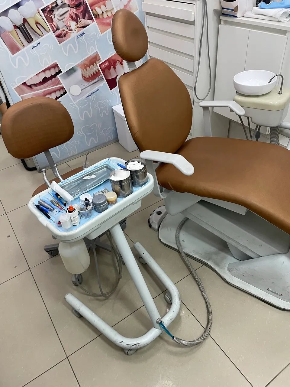 Cadeira odontológica  com mocho e compressor gigante