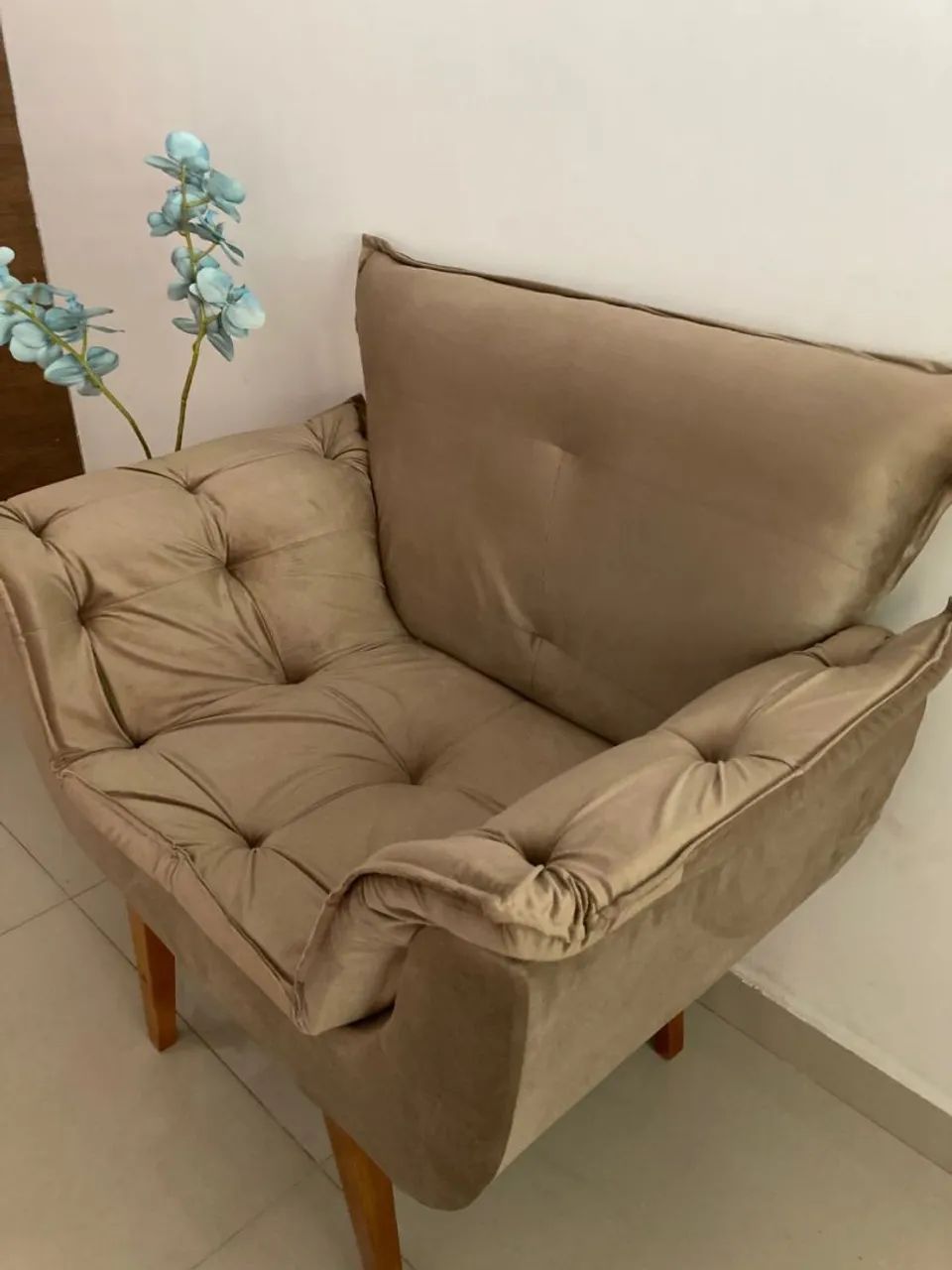 Poltrona de veludo com pés de madeira - Foto 4