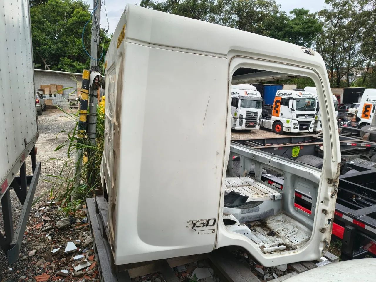 CABINE PARCIAL VOLVO VM ANO 2023 COM PEQUENA AVARIA  - Foto 4
