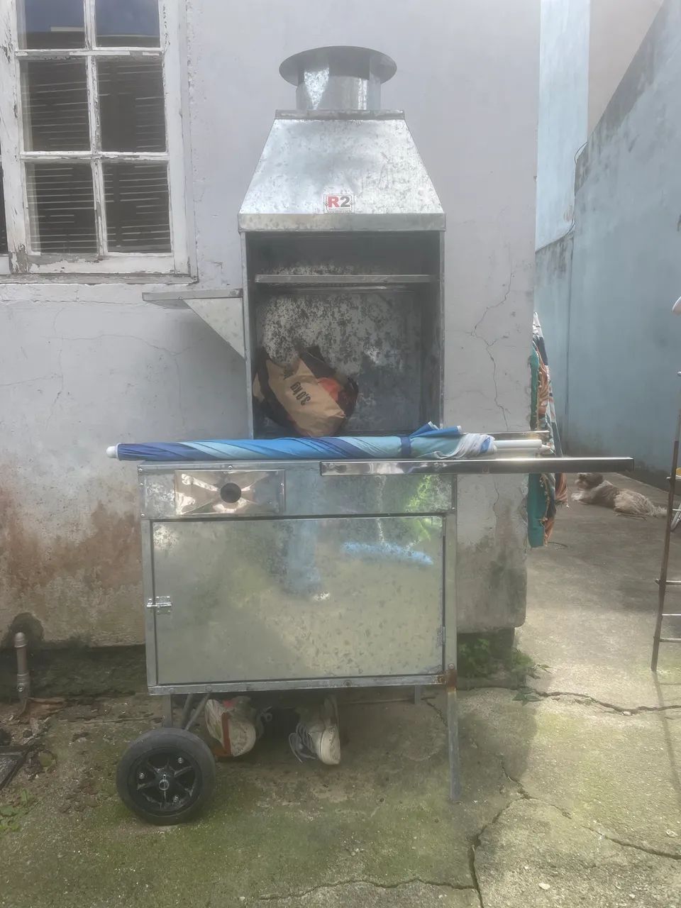 Vendo carrinho pra espetinho e churipan galvanizado em ótimo 