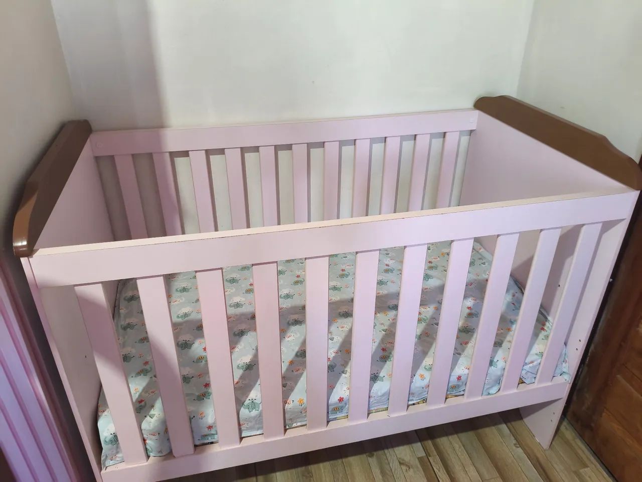 Berço Rosé com colchão incluso