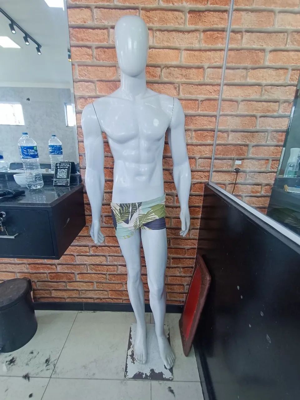Manequim masculino corpo inteiro.