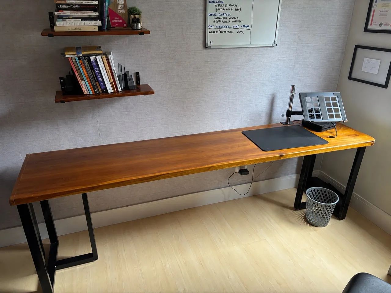 Mesa de Escritório em madeira nobre e suporte de ferro