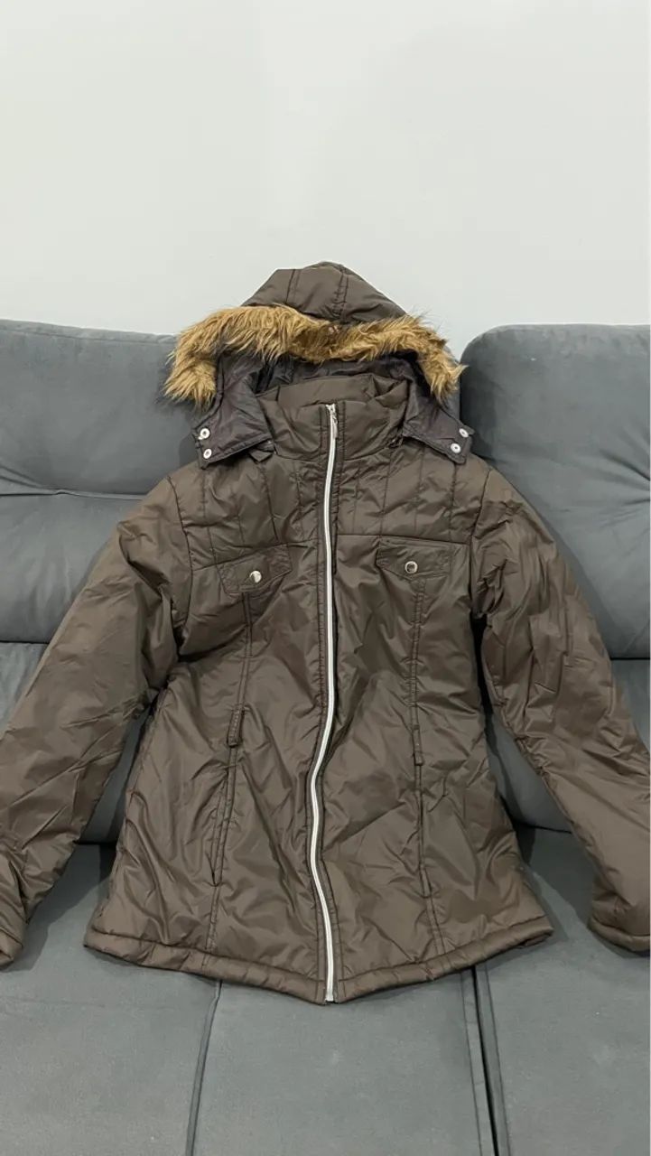 Casaco Marrom de Inverno com Capuz 