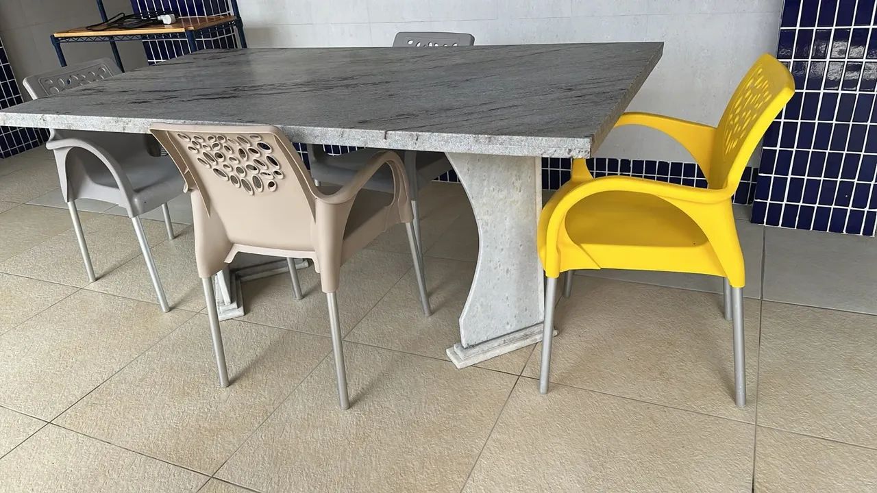Mesa de mármore com 4 cadeiras.