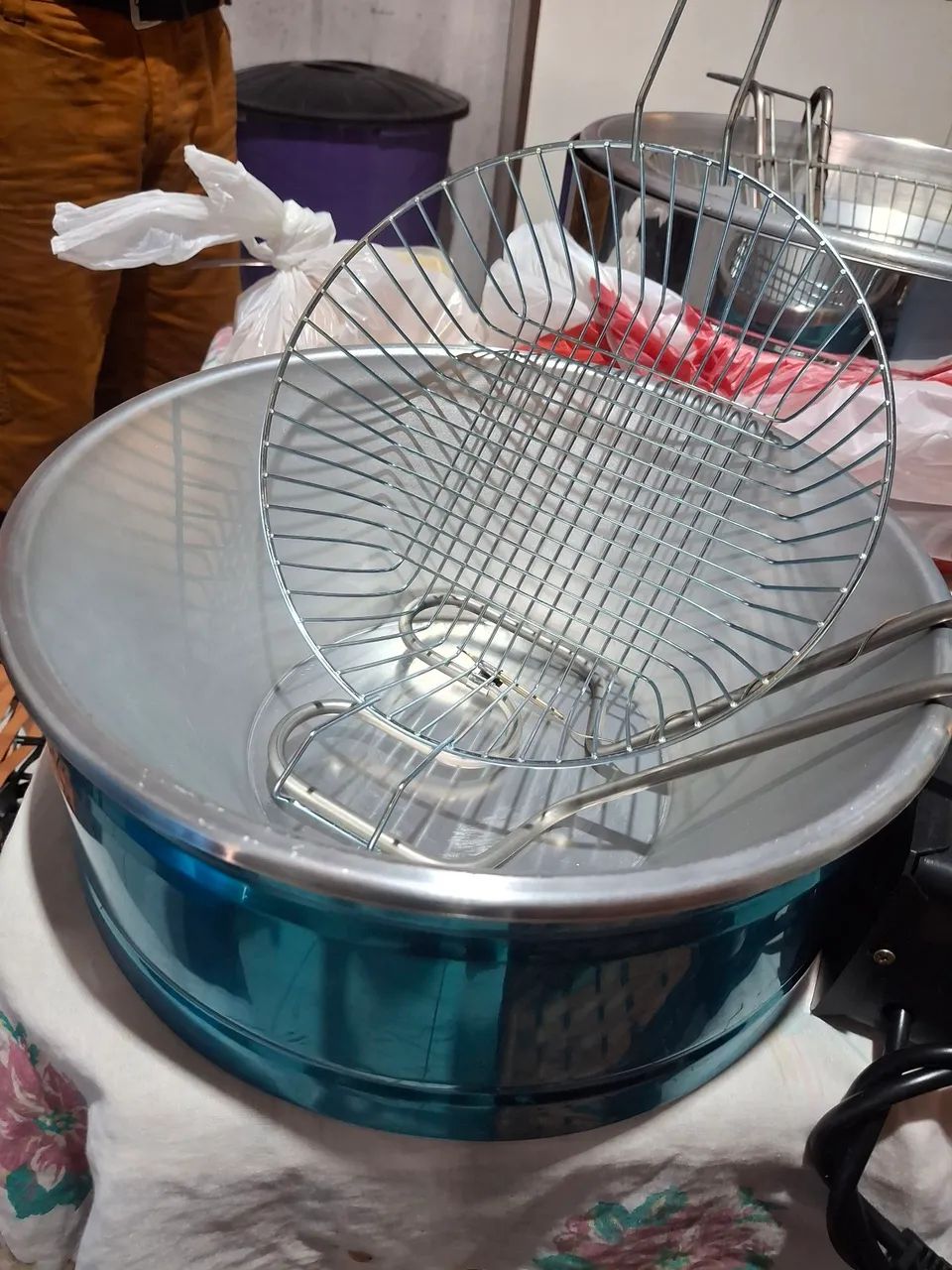Vendo fritadeira 5 litro - Foto 2