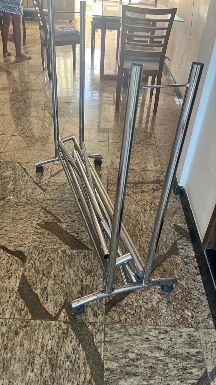 Oportunidade!! Material para loja roupas, cabides, araras! - Foto 2