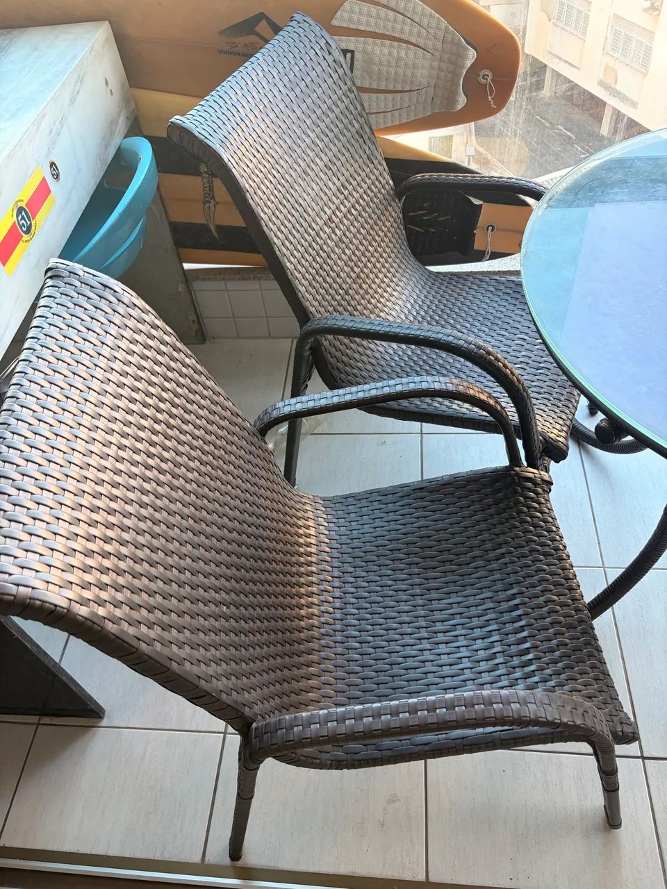 Conjunto de cadeiras de fibra sintética e mesa - Foto 3