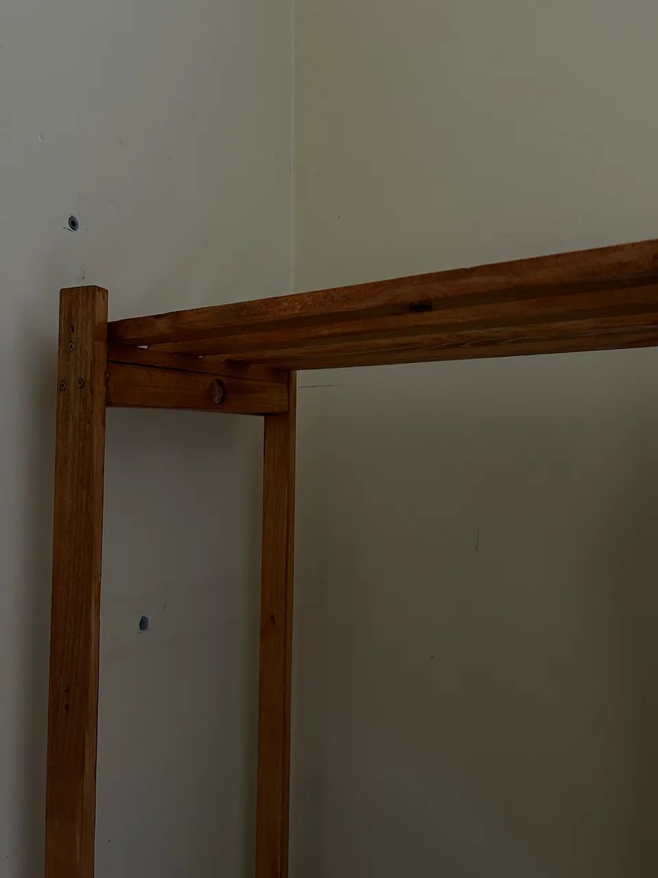Arara/Guarda-roupa de Madeira Pinus - Foto 4