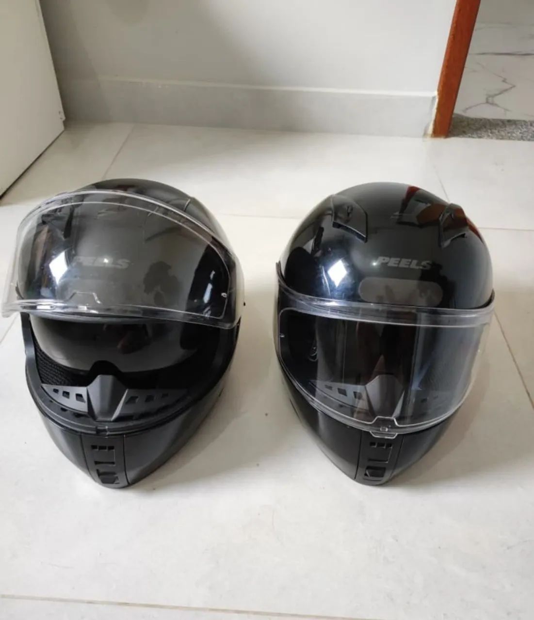 Vendo 2 capacetes da Icon