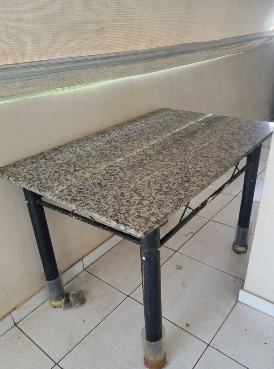 Mesa de granito bastante resistente 