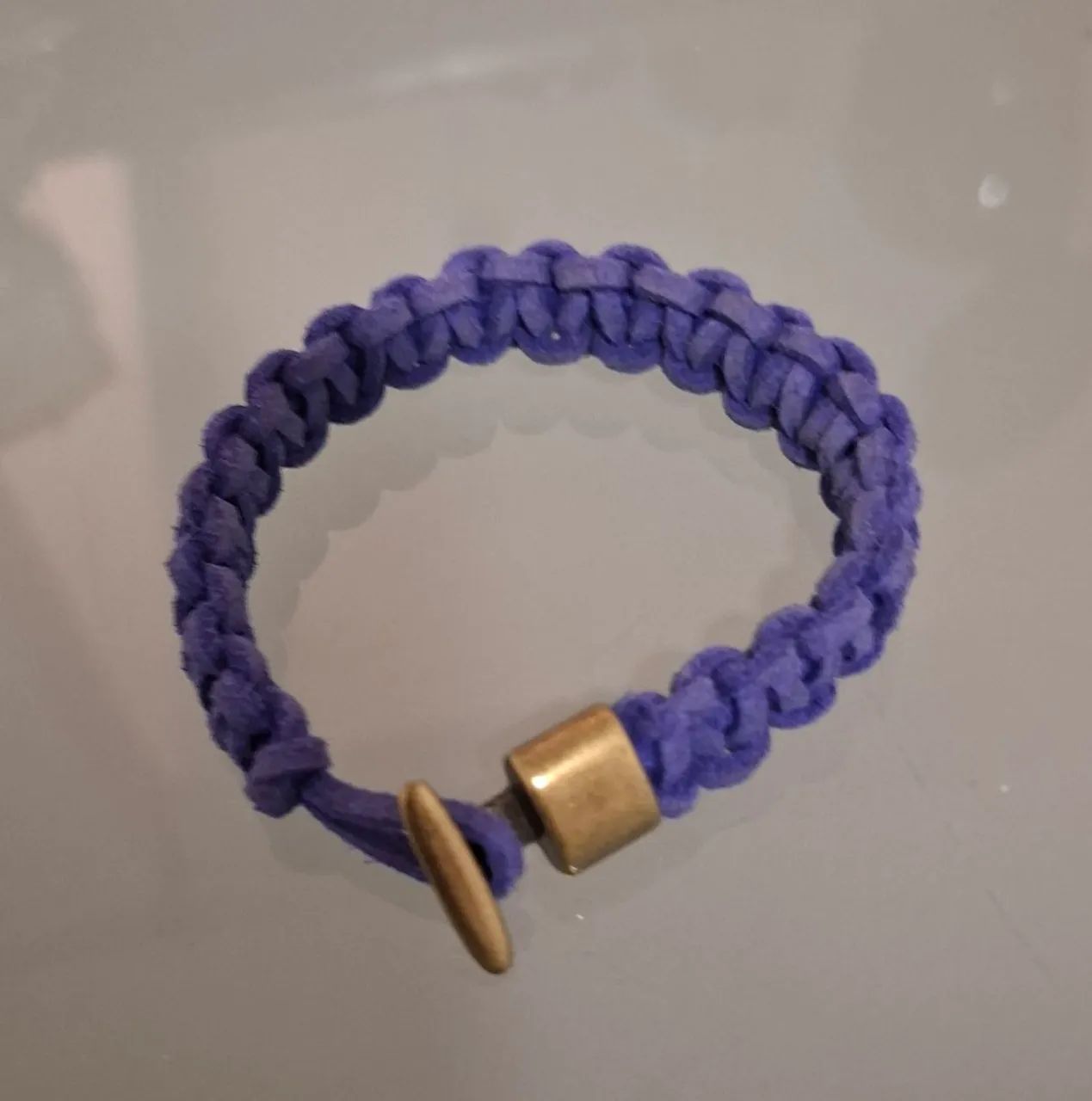 Pulseira em macramê de camurça com fecho ouro velho