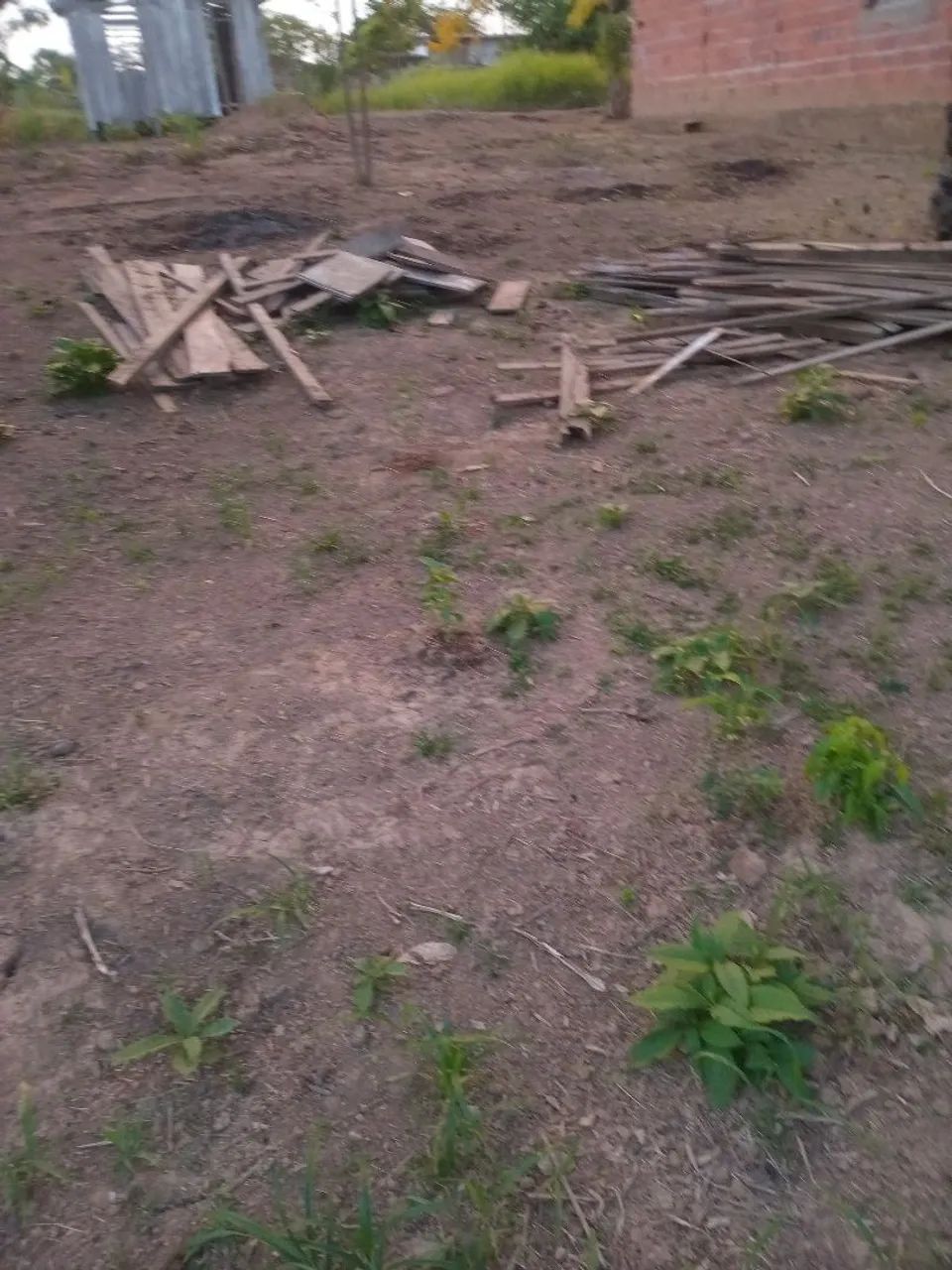 Terreno com casa de madeira inacabada.  - Foto 2