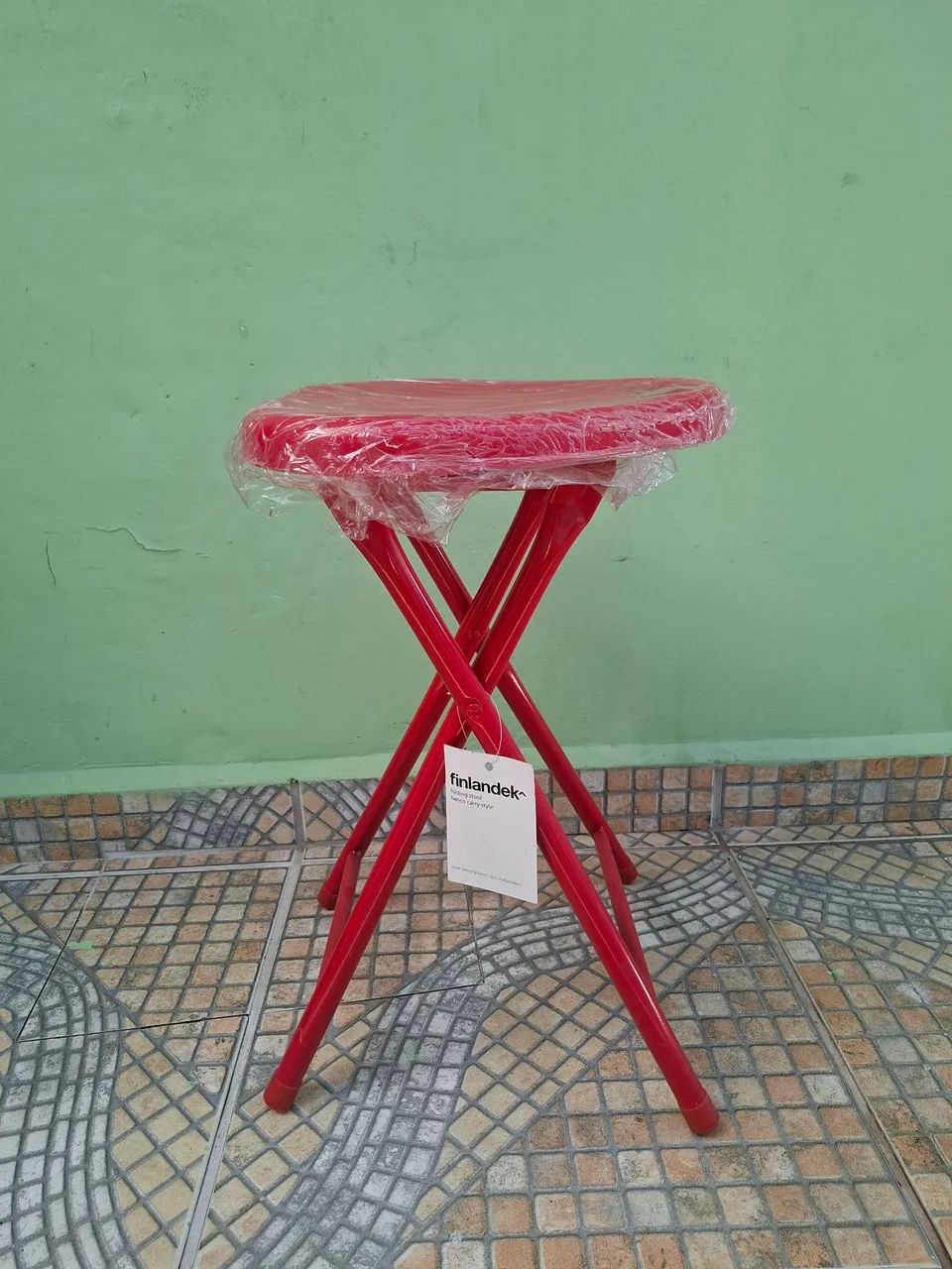 Banquinho  de plástico e aço dobravel