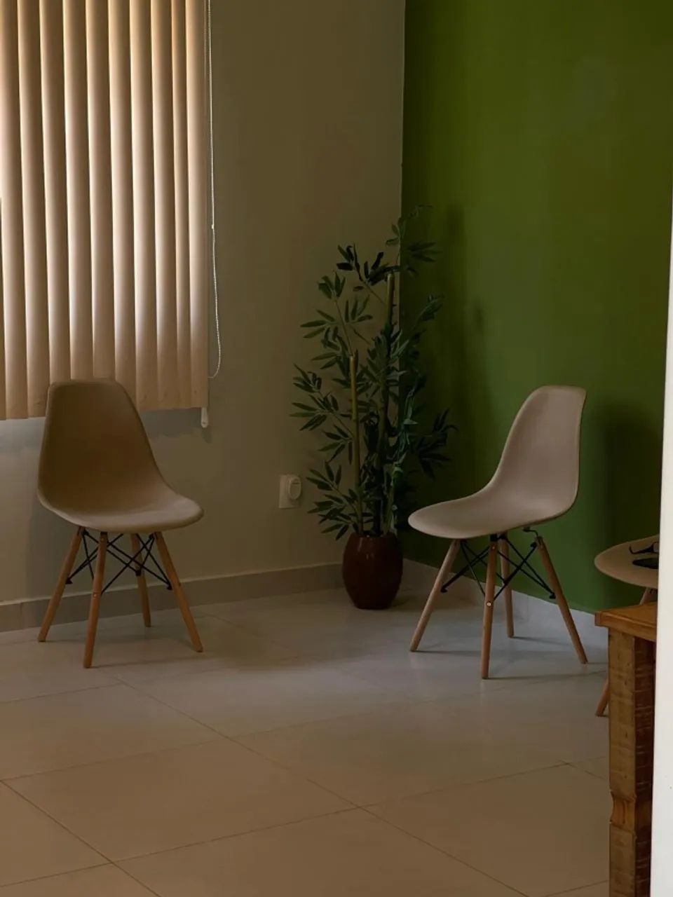 Conjunto 4 Cadeiras Bege com Pés de Madeira - Foto 4