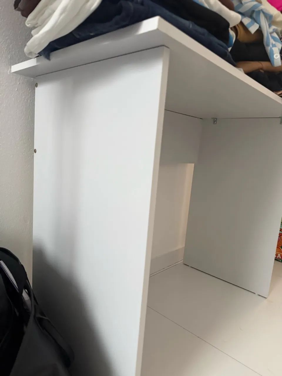 Escrivaninha acompanha cadeira da mesma cor  - Foto 2