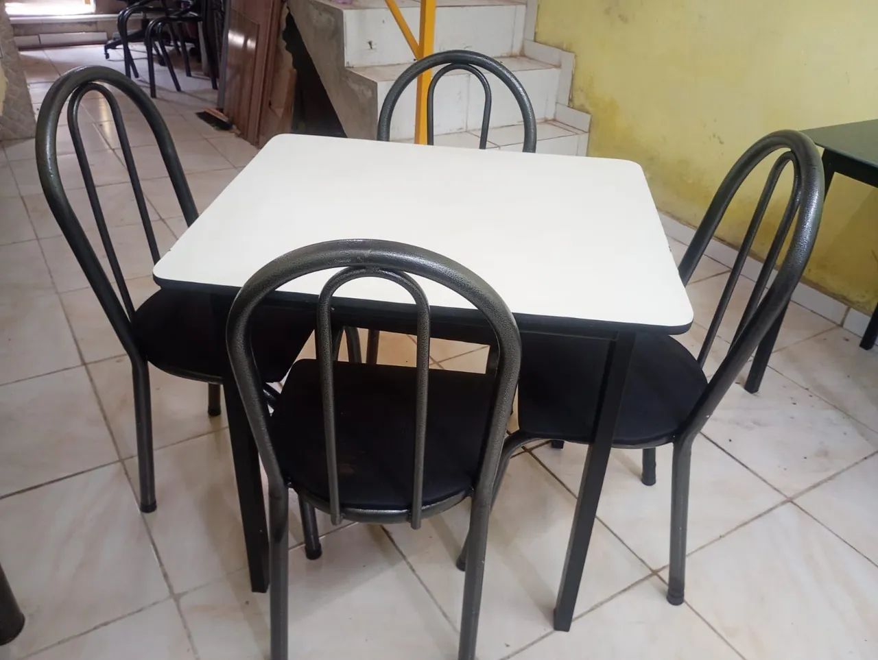 Lindas mesas reformadas com 4 cadeiras  - Foto 3