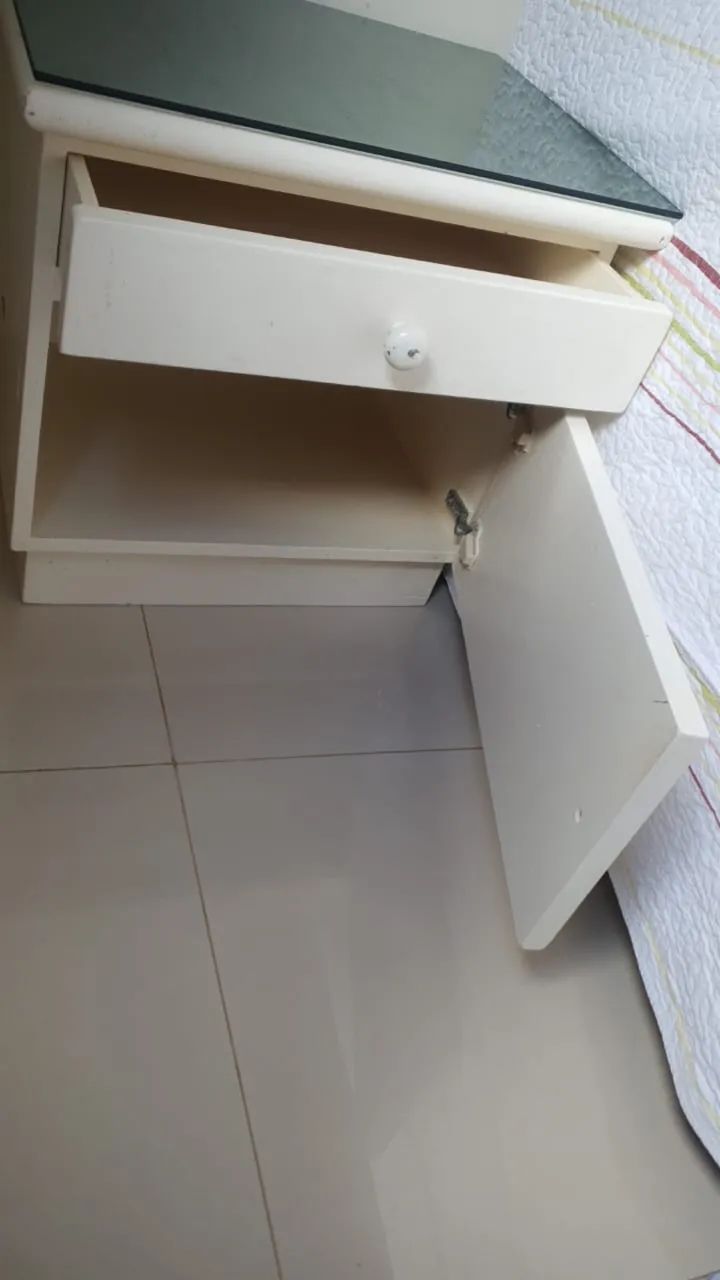 Criado mudo branco