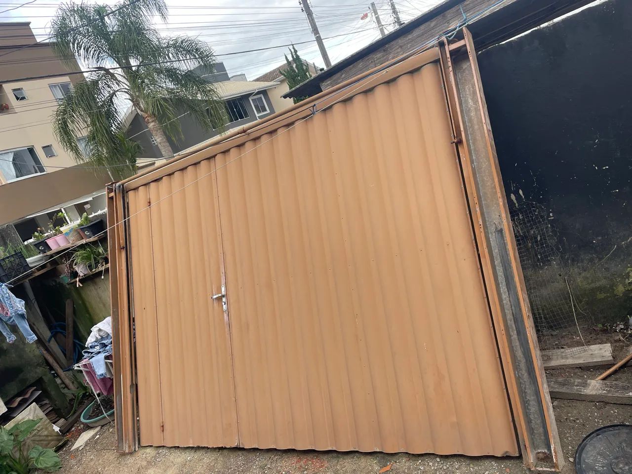 Portão basculante em chapa ondulada  - Foto 3