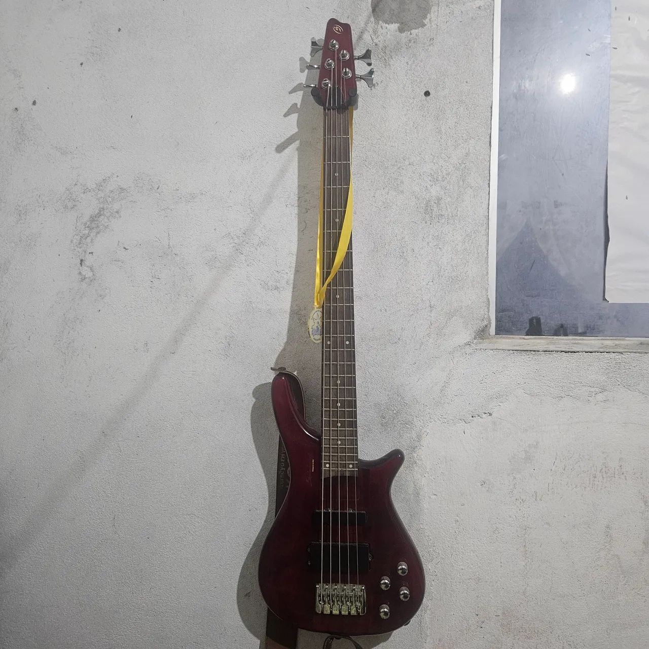 Baixo 5 cordas/cubo baixo/cavave bass