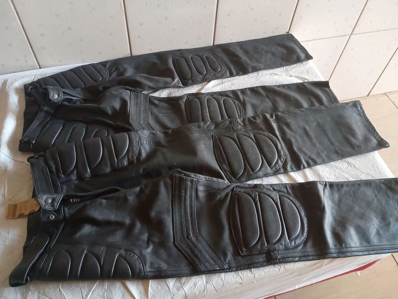 Calça de motoqueiro em couro 1 masculina e uma feminina 