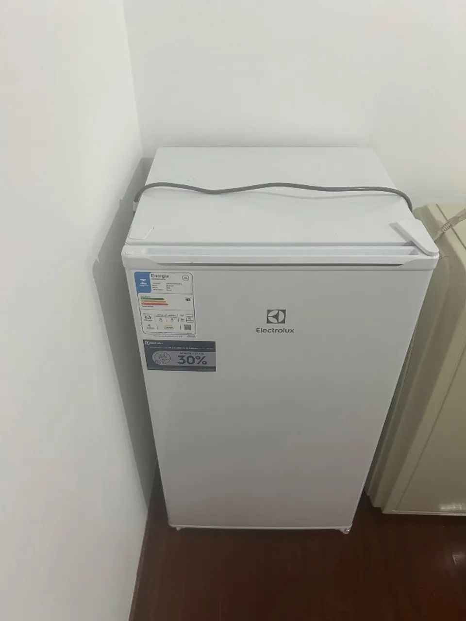Frigobar Electrolux 90L Efficient com Controle de Temperatura Cor Branca (EM90