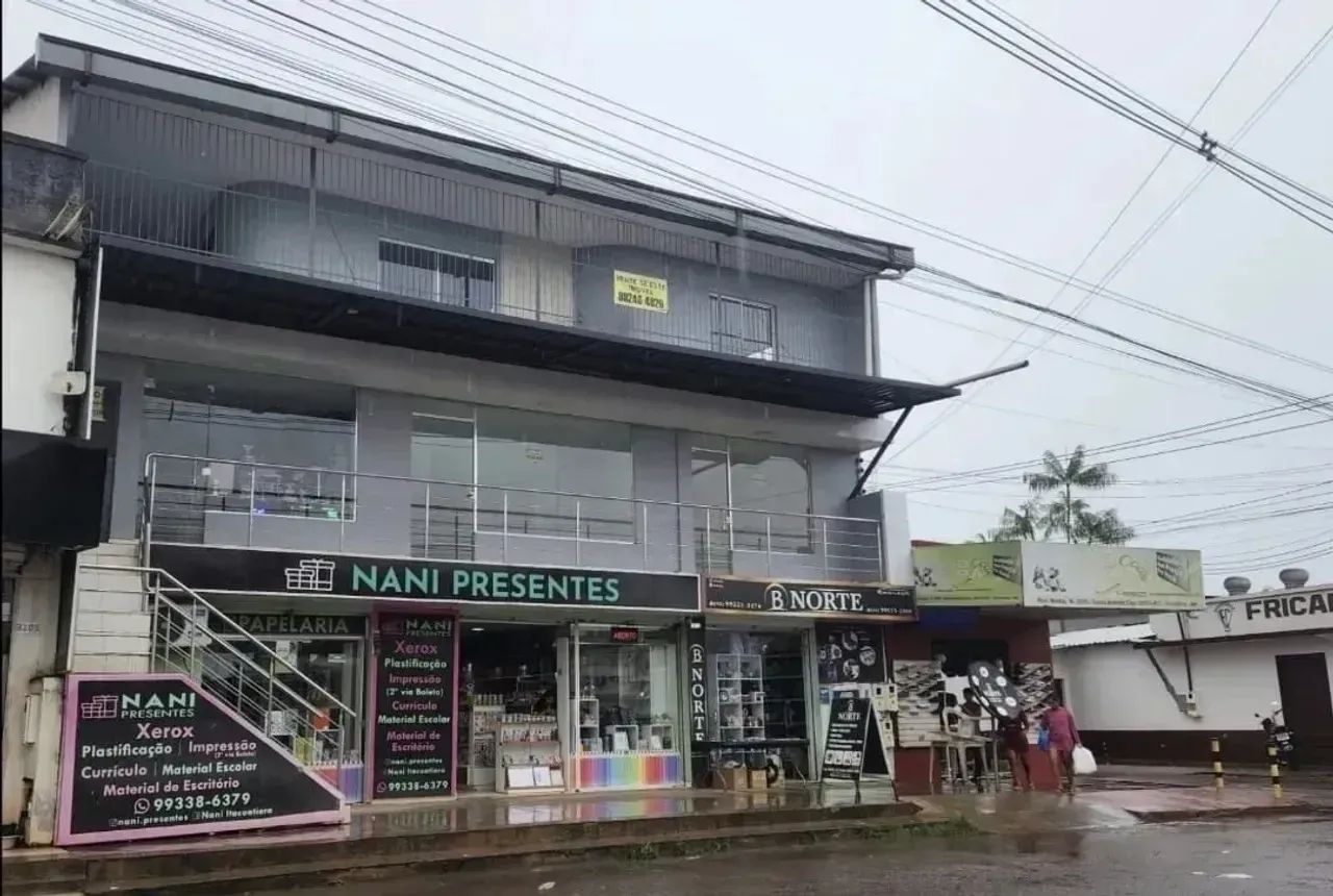 Prédio em Itacoatiara com 6 salas e 2 apartamentos residencial