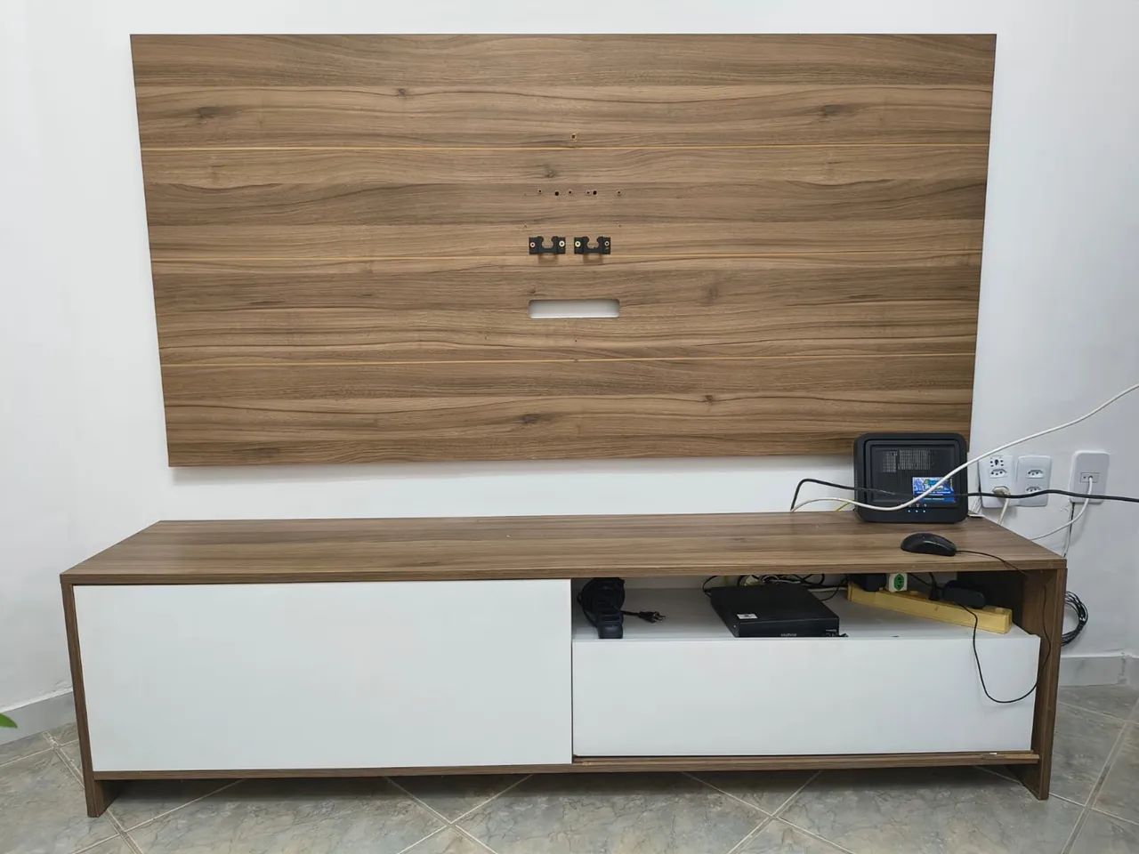 Rack com Painel para TV - Amadeirado e Branco