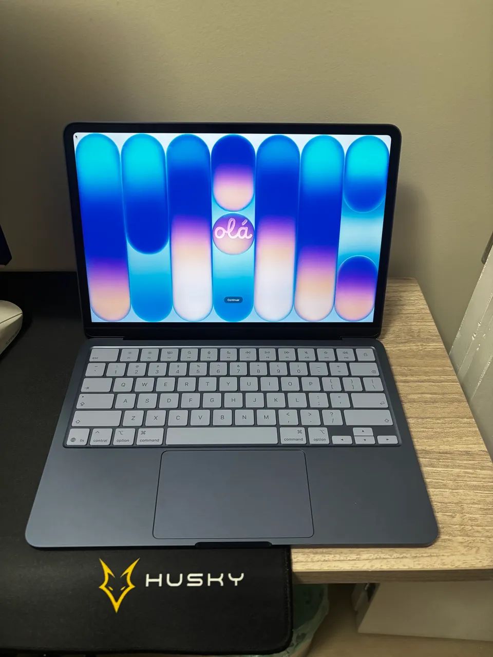 MacBook Neo de 13 polegadas, 256GB - Índigo + Capa Protetora + Adaptador 5 em 1 