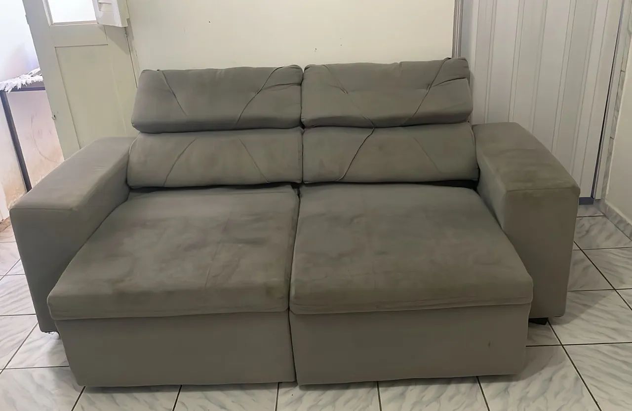 Sofá retrátil conservado 