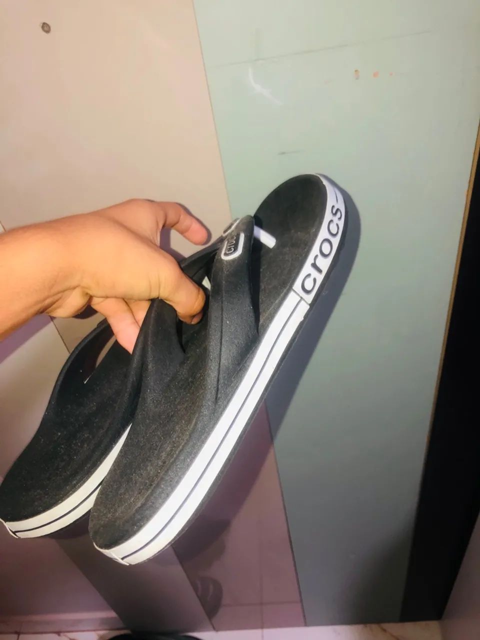 Vendo Crocs preta número 38 - Foto 2