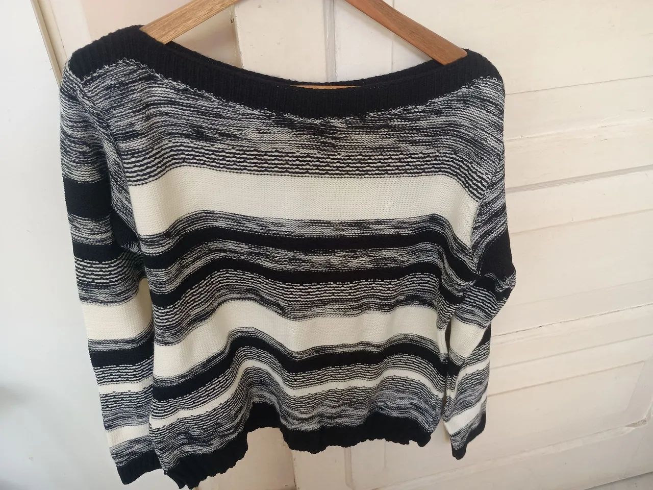 Casaco tricô preto e branco gola canoa