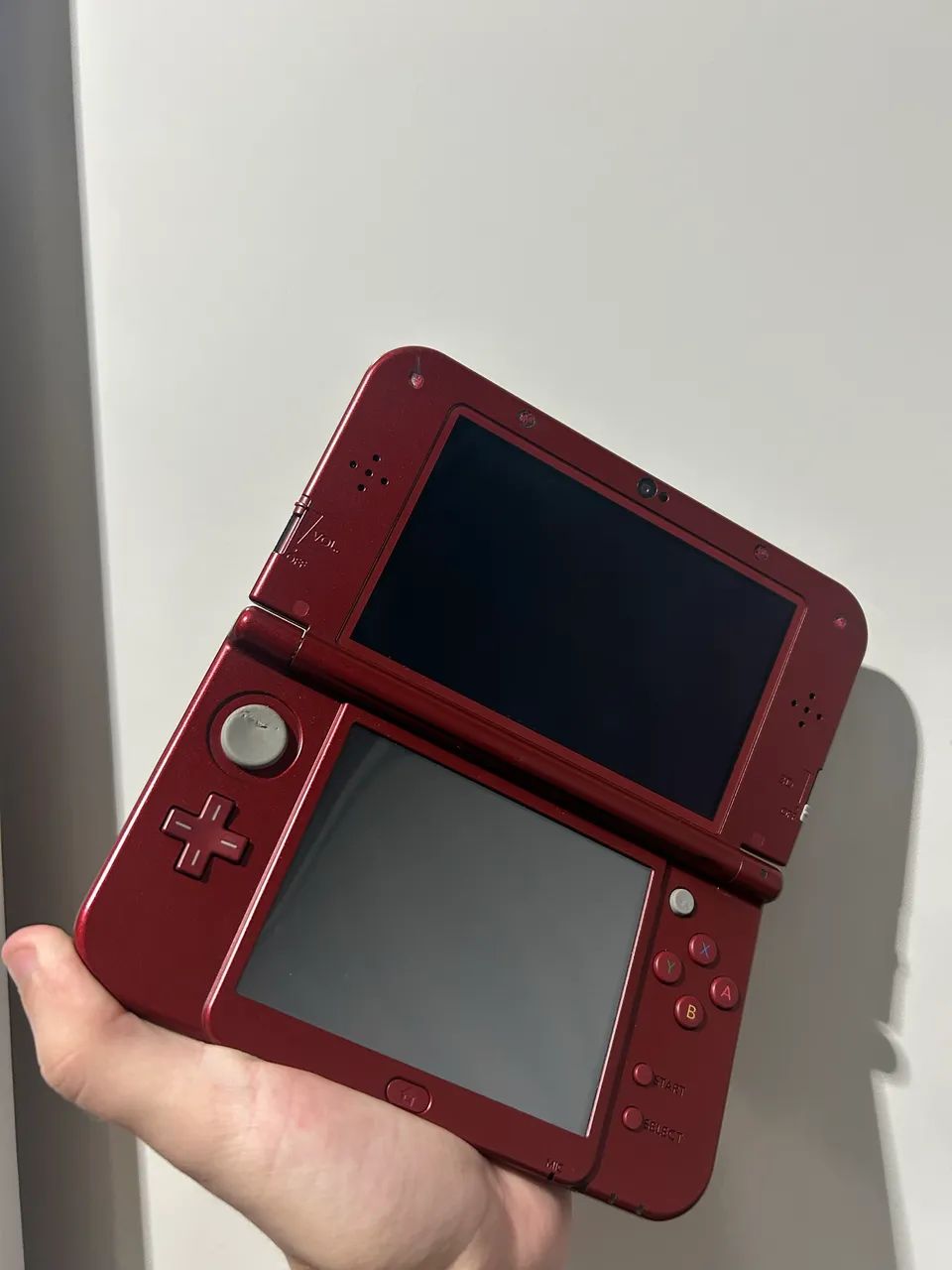 New Nintendo 3DS Vermelho - Tela Superior IPS - Consoles de Vídeo