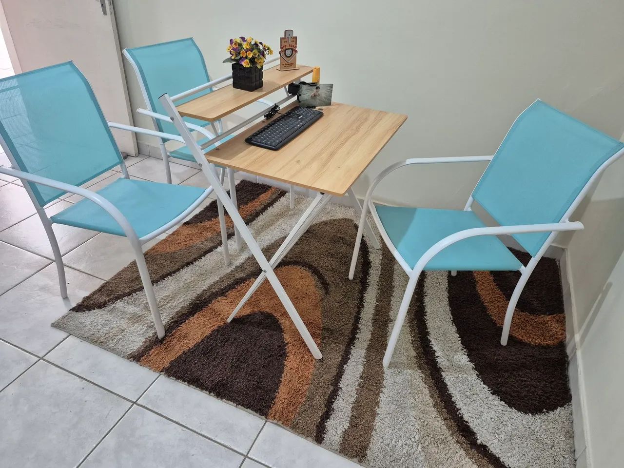 Mesa 3 cadeiras e tapete semi novos  - Foto 2