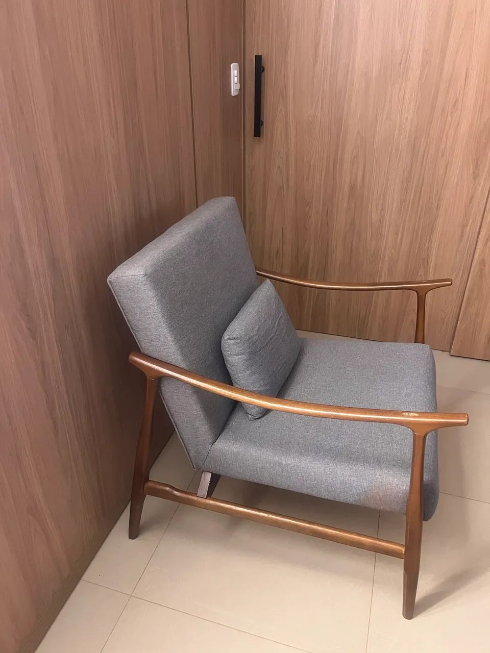 Vendo poltrona em madeira - Foto 2