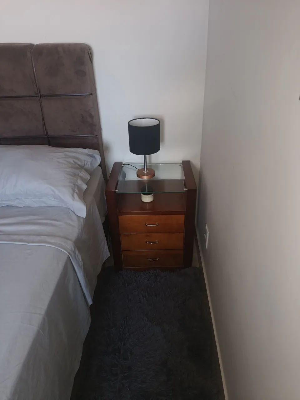 Lindo móvel de canto de cama com vídeo e maciço 