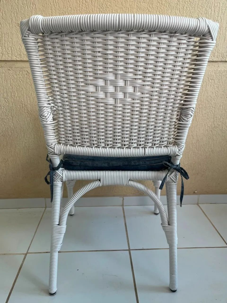 Vendo lindo Conjunto para Varanda com Mesa de Vidro redondo e 4 Cadeiras - Foto 5