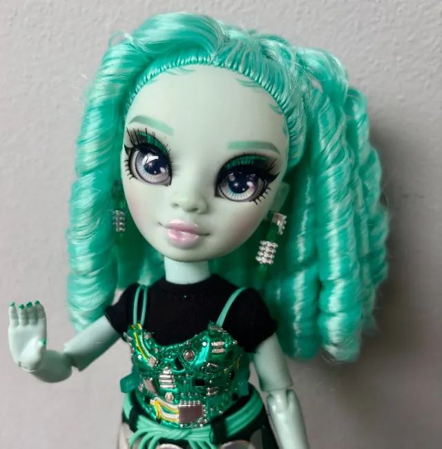 Boneca Rainbow High Shadow High Berrie Skies  - Foto 2