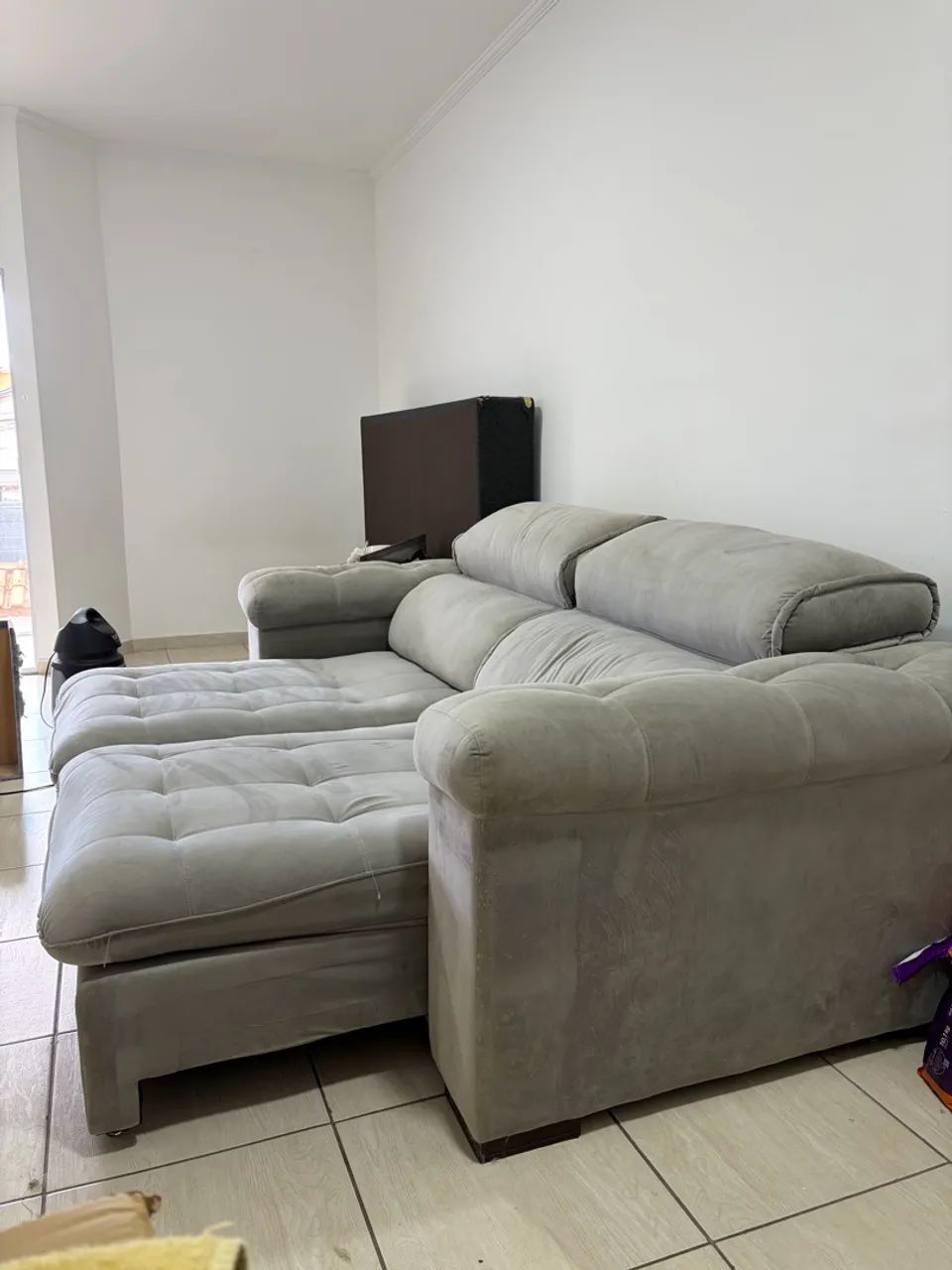  Sofá Retrátil Cinza em Veludo - Foto 3