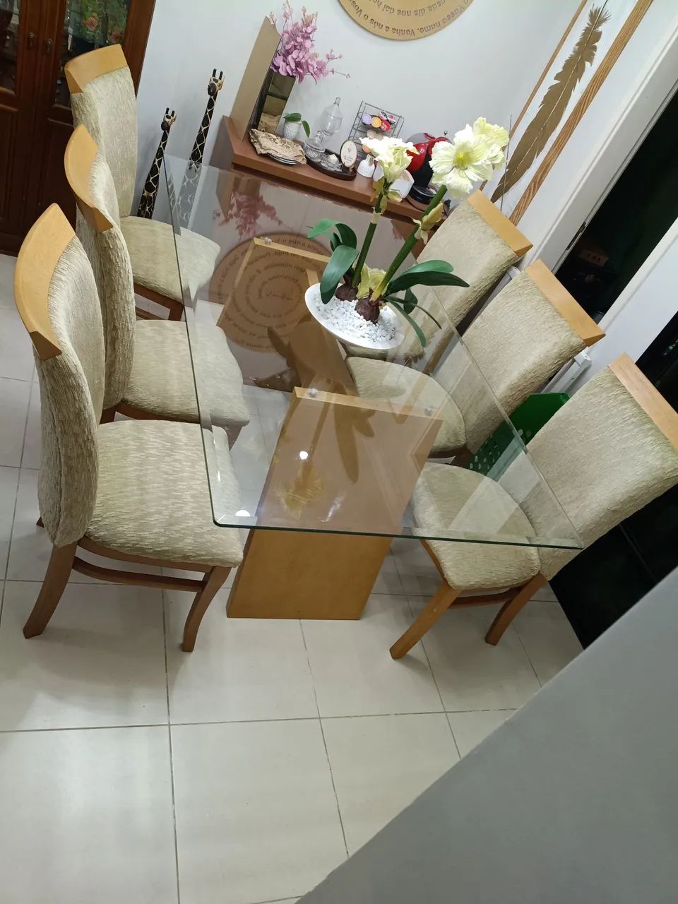 Mesa jantar vidro 6 cadeiras estofadas em buclê - Foto 3