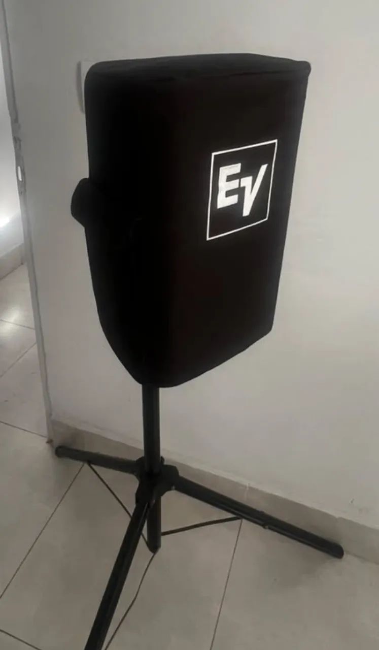 par de caixa ativa Eletro voice EV com capa de protecao