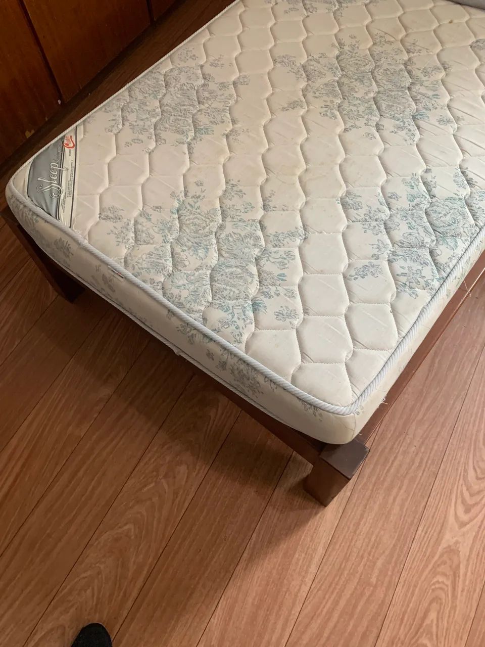 Oportunidade única.Cama de solteiro madeira maciça, imbuia com colchão. - Foto 4