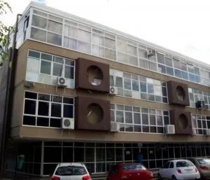 Excelente sala grande (48m², vão livre) com banheiro e copa com armários