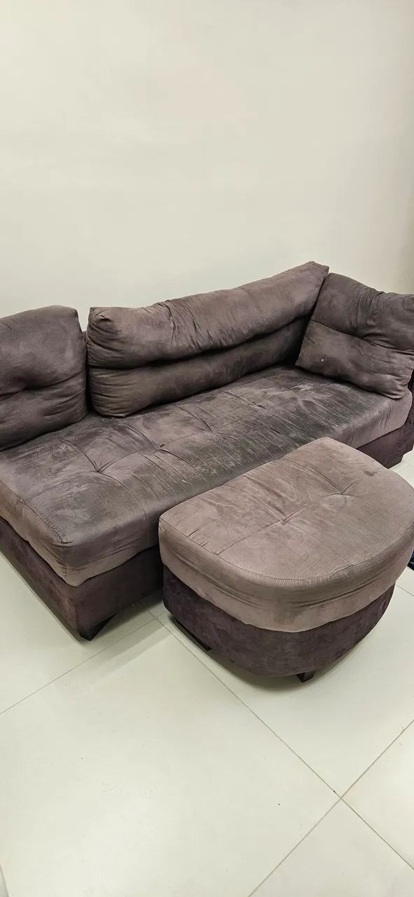 Sofa 3 lugares com apoio de pes 