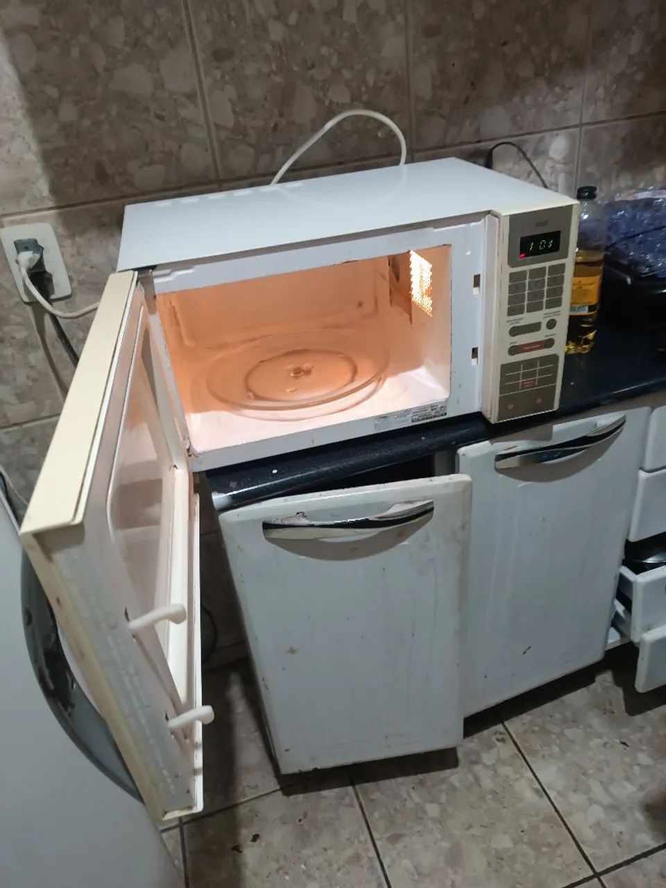 Microondas Brastemp 34 litros ótimo estado funciona perfeitamente  - Foto 3