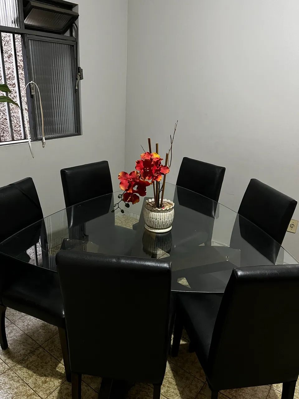 Mesa de jantar com tampo de vidro + 6 cadeiras - Foto 4