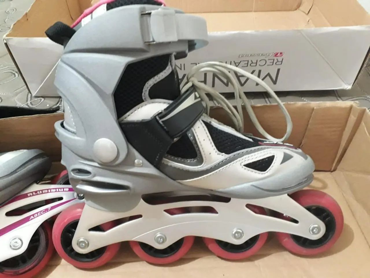 Patins  Traxart manhattan feminino n35\36, abec 7, base de alumínio cor cinza e rosa - Foto 2